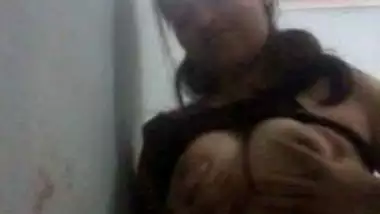Indian big boobs girl exposed her boobs and pussy on cam