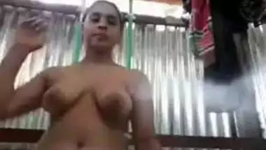 Sexy Bangladeshi Girl bathing