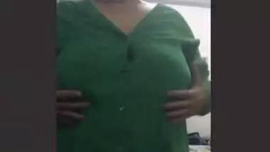 Desi Babe Showing Juicy boobs 1