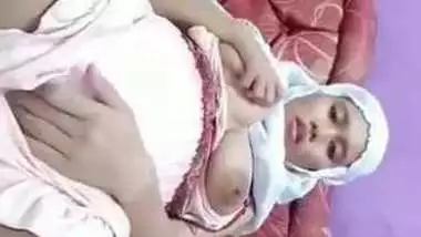 Cute indo hijabi girl show her big pussy