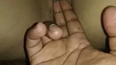 Indian Girl wet pussy eaking pussy