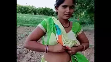 Hot housewife Sanjana Desai showing her navel belly botton in saree.