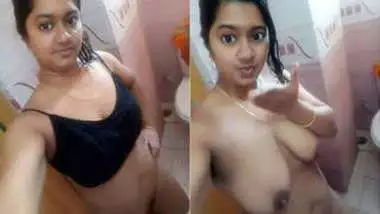 Pretty Indian girl not shy to wash saggy XXX boobs and pussy on cam