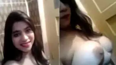 Busty Paki beauty fingers XXX pussy during solo chudai video in bath