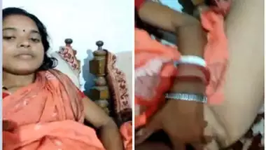 Desi whore gives XXX pleasure to her sex twat with own fingers