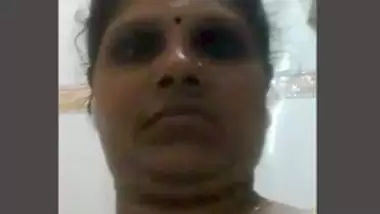 Mature bhabi giving tour of her sexy body to lover
