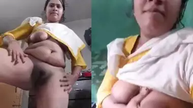 Bangladeshi Bhabhi showing her plump pussy on cam