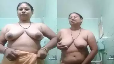Unsatisfied Desi aunty showing and fingering