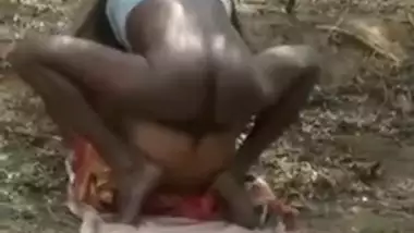 Amateur Kerala couple caught having outdoor sex, Fresh Desi MMS leaked online