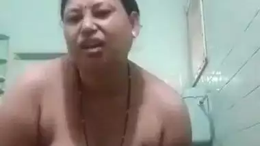 Unsatisfied Desi XXX aunty showing and fingering her pussy