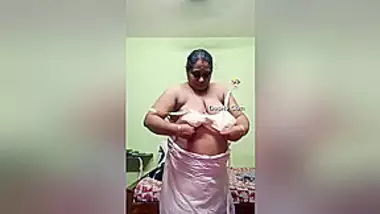 Mallu Bhabhi Shows Her Boobs