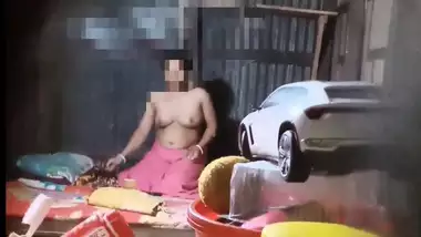 Desi village aunty showing her big boobs and body