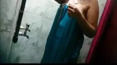 asin bhabhi in shower