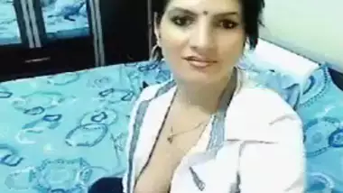 Gorgeous NRI babe online cam sex scandal.
