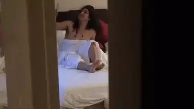 Indian Housewife Exposing Boobs to Room Service...