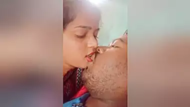 Today Exclusive- Desi Couple Kissing