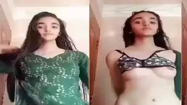 Slim Paki girl stripping to nude selfie