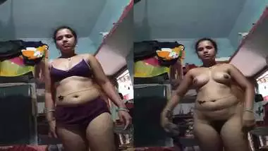 Divorced bhabhi stripping bra and panty viral MMS